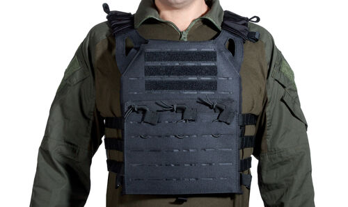 CHALECO PLATE CARRIER CORTE LASER NEGRO V18 + 2 PLACAS DE PROTECCION DUMMY